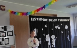 Uczniowie w trakcie występów i prezentacji w ramach II Szkolnego Dnia Talentów (1)