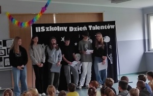 Uczniowie w trakcie występów i prezentacji w ramach II Szkolnego Dnia Talentów (2)