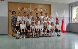 Społeczność szkolna, w tym uczniowie klasy I,  w trakcie uroczystości pasowania na ucznia (5)
