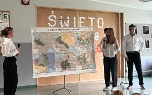 Społeczność szkolna w trakcie obchodów Święta Niepodległości (4)