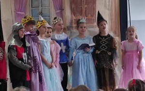 Społeczność szkolna w trakcie obchodów Dnia Życzliwości (2)