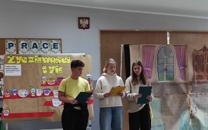 Społeczność szkolna w trakcie obchodów Dnia Życzliwości (2)