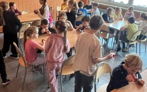 Uczniowie wspierający akcję charytatywną - Aromatyczna herbatka (3)