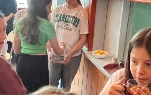 Uczniowie wspierający akcję charytatywną - Aromatyczna herbatka (5)