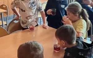Uczniowie wspierający akcję charytatywną - Aromatyczna herbatka (6)