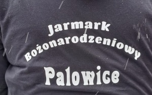 Społeczność szkolna w trakcie jarmarku świątecznego
