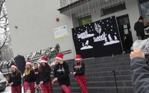 Społeczność szkolna w trakcie jarmarku świątecznego