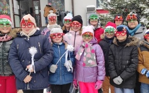Społeczność szkolna w trakcie jarmarku świątecznego