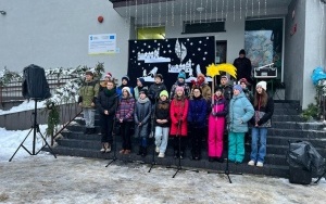 Społeczność szkolna w trakcie jarmarku świątecznego (2)
