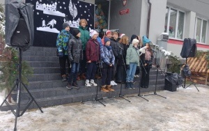 Społeczność szkolna w trakcie jarmarku świątecznego (2)