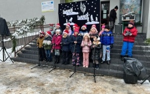 Społeczność szkolna w trakcie jarmarku świątecznego (3)