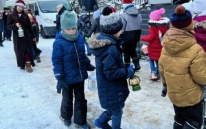 Społeczność szkolna w trakcie jarmarku świątecznego (2)