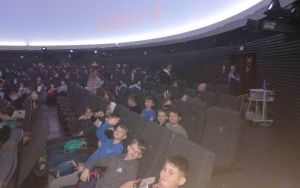 Uczniowie klas IV-VI w trakcie warsztatów w Planetarium (6)