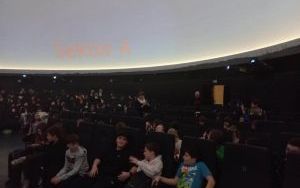 Uczniowie klas IV-VI w trakcie warsztatów w Planetarium (8)