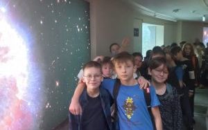 Uczniowie klas IV-VI w trakcie warsztatów w Planetarium (2)