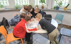 Uczniowie klas IV-VI w trakcie warsztatów w Planetarium (3)