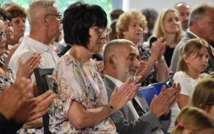 Społeczność szkolna i przyjaciele w trakcie uroczystości pożegnania Pana Dyrektora (3)