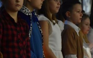 Uczniowie, społeczność lokalna w trakcie jasełek dla mieszkańców Palowic (9)