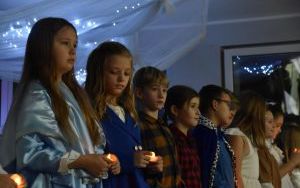 Uczniowie, społeczność lokalna w trakcie jasełek dla mieszkańców Palowic (11)