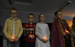 Uczniowie, społeczność lokalna w trakcie jasełek dla mieszkańców Palowic (10)