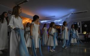 Uczniowie, społeczność lokalna w trakcie jasełek dla mieszkańców Palowic (7)