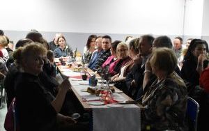 Uczniowie, społeczność lokalna w trakcie jasełek dla mieszkańców Palowic (12)