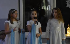 Uczniowie, społeczność lokalna w trakcie jasełek dla mieszkańców Palowic (6)