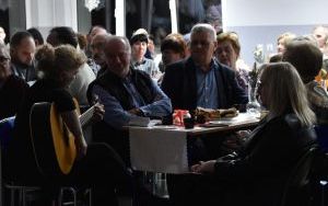 Uczniowie, społeczność lokalna w trakcie jasełek dla mieszkańców Palowic (1)