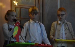 Uczniowie, społeczność lokalna w trakcie jasełek dla mieszkańców Palowic (10)