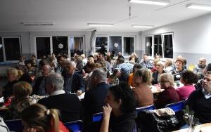 Uczniowie, społeczność lokalna w trakcie jasełek dla mieszkańców Palowic (3)