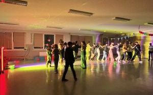 Uczniowie na dyskotece karnawałowej (5)
