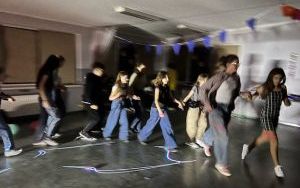 Uczniowie na dyskotece karnawałowej (3)