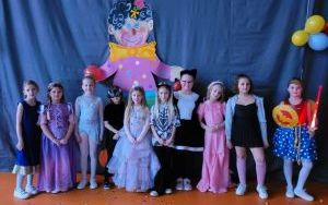 Uczniowie w trakcie Balu Karnawałowego (1)