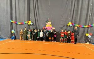 Uczniowie klas młodszych na balu (10)
