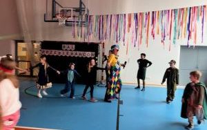 Uczniowie klas młodszych na balu (9)