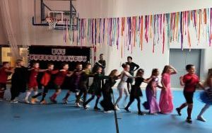 Uczniowie klas młodszych na balu (8)