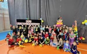 Uczniowie klas młodszych na balu (1)
