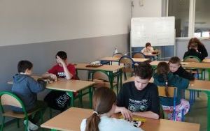 Uczniowie w trakcie rozgrywek (6)