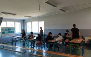 Uczniowie w trakcie rozgrywek (1)