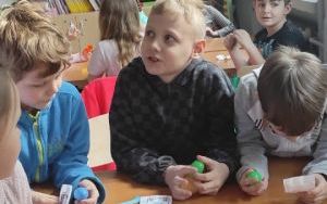 Uczniowie klasy pierwszej w trakcie pasowania na czytelnika biblioteki (1)