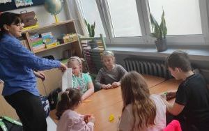 Uczniowie klasy pierwszej w trakcie pasowania na czytelnika biblioteki (2)