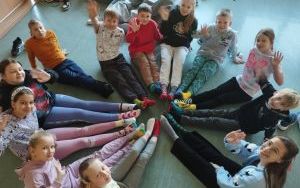 Uczniowie w kolorowych, nie do pary skarpetkach jako znak solidarności z osobami z Zespołem Downa (6)
