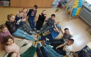 Uczniowie w kolorowych, nie do pary skarpetkach jako znak solidarności z osobami z Zespołem Downa (1)