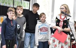 Społeczność szkolna w trakcie obchodów dnia śląskiego (3)