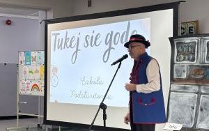 Społeczność szkolna i zaproszeni gości w trakcie dnia śląskiego 