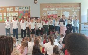 Uczniowie Szkoły Podstawowej im. S. Żeromskiego w Palowicach podczas występu z okazji świąt majowych. (9)