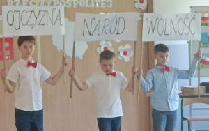Uczniowie Szkoły Podstawowej im. S. Żeromskiego w Palowicach podczas występu z okazji świąt majowych. (8)