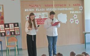 Uczniowie Szkoły Podstawowej im. S. Żeromskiego w Palowicach podczas występu z okazji świąt majowych. (13)