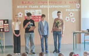Uczniowie Szkoły Podstawowej im. S. Żeromskiego w Palowicach podczas występu z okazji świąt majowych. (14)