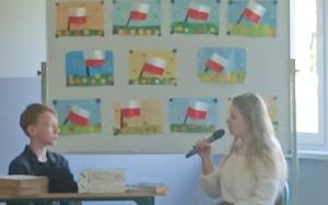 Uczniowie Szkoły Podstawowej im. S. Żeromskiego w Palowicach podczas występu z okazji świąt majowych. (1)
